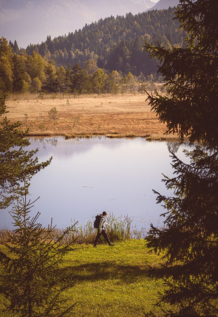 Wanderer am See im Naturreservat Pian di Gembro