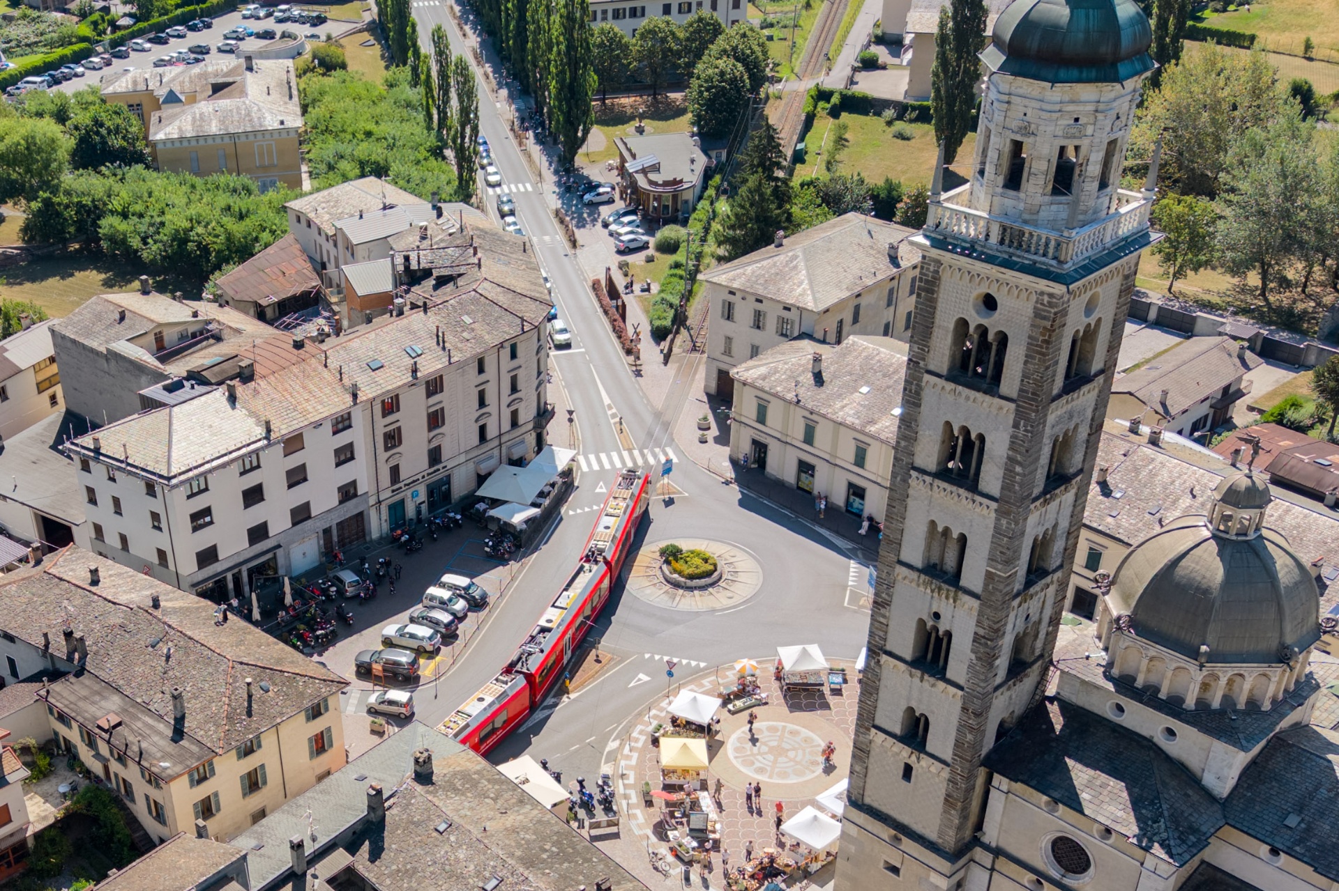 Trenino Rosso del Bernina tra montagne e viadotti