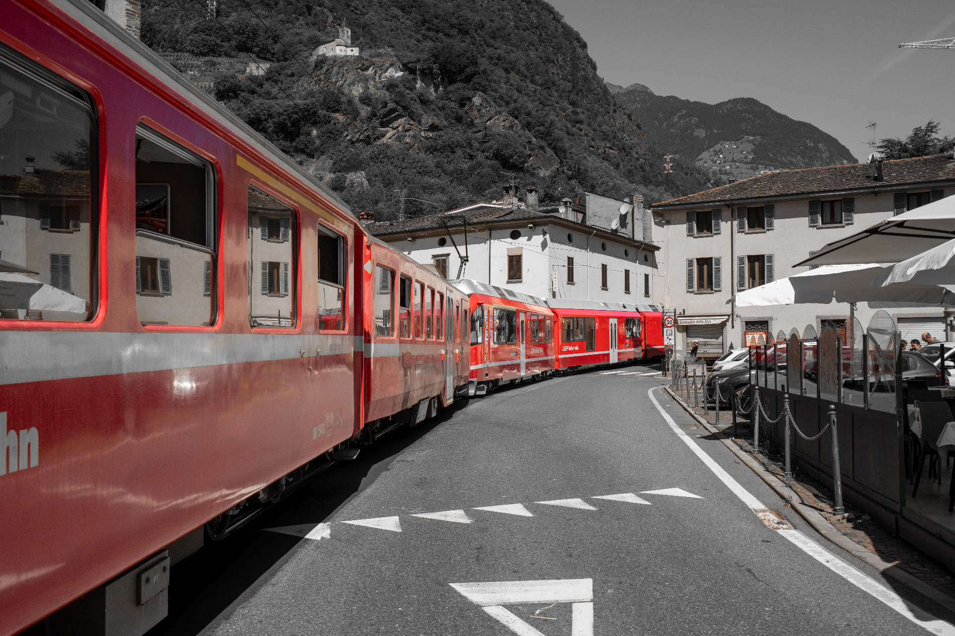 Trenino Rosso del Bernina tra montagne e viadotti