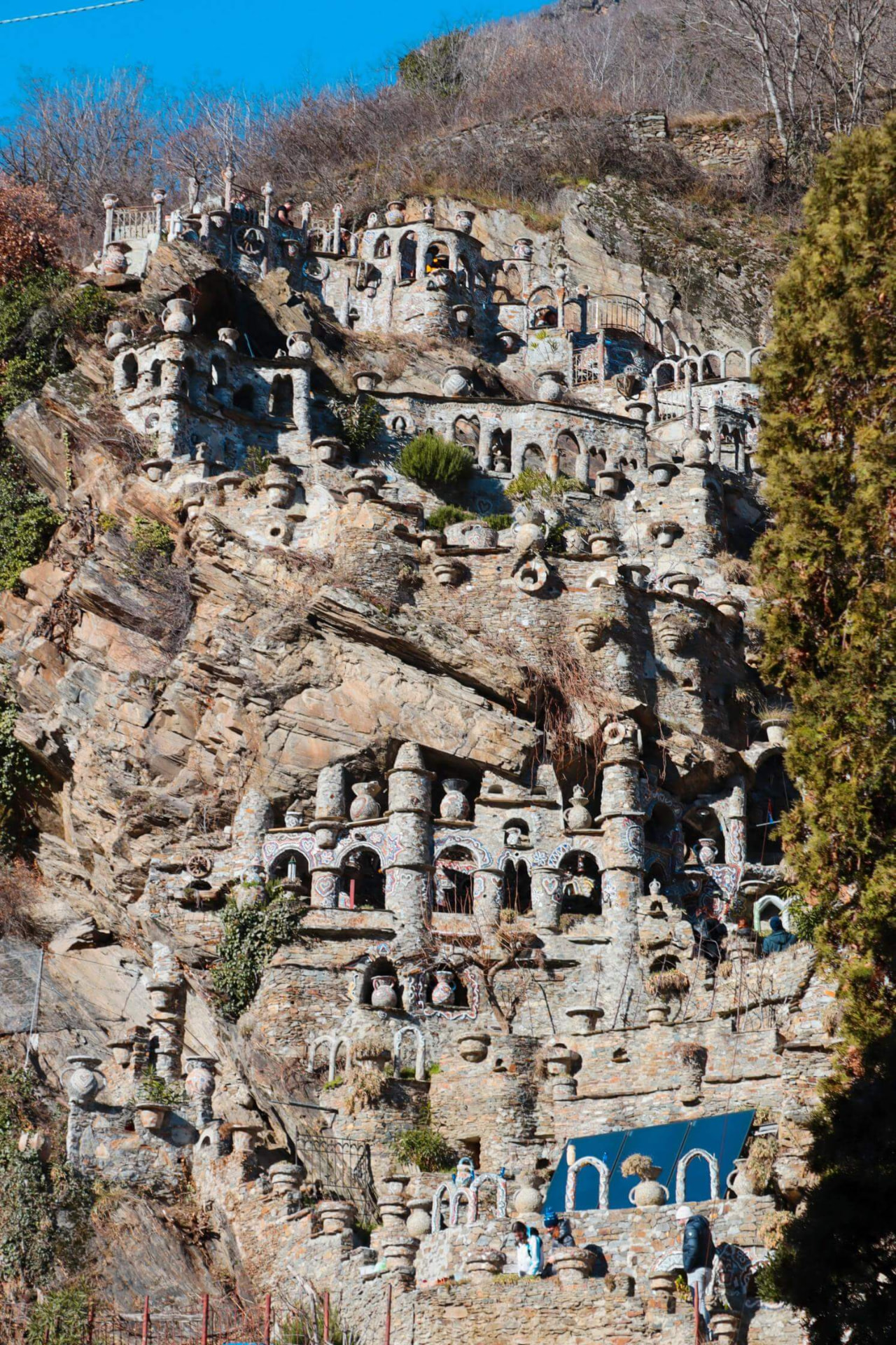 Castello del Gaudì in Grosio, verzierte Grotte und Felsenterrassen im Veltlin