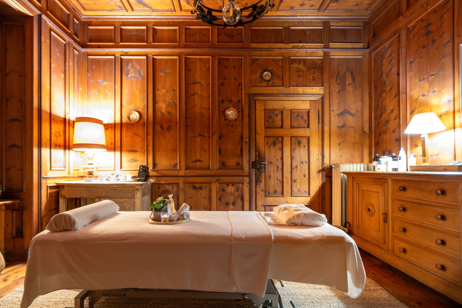 Wellbeing treatment in the estate’s wooden stüa from 1900