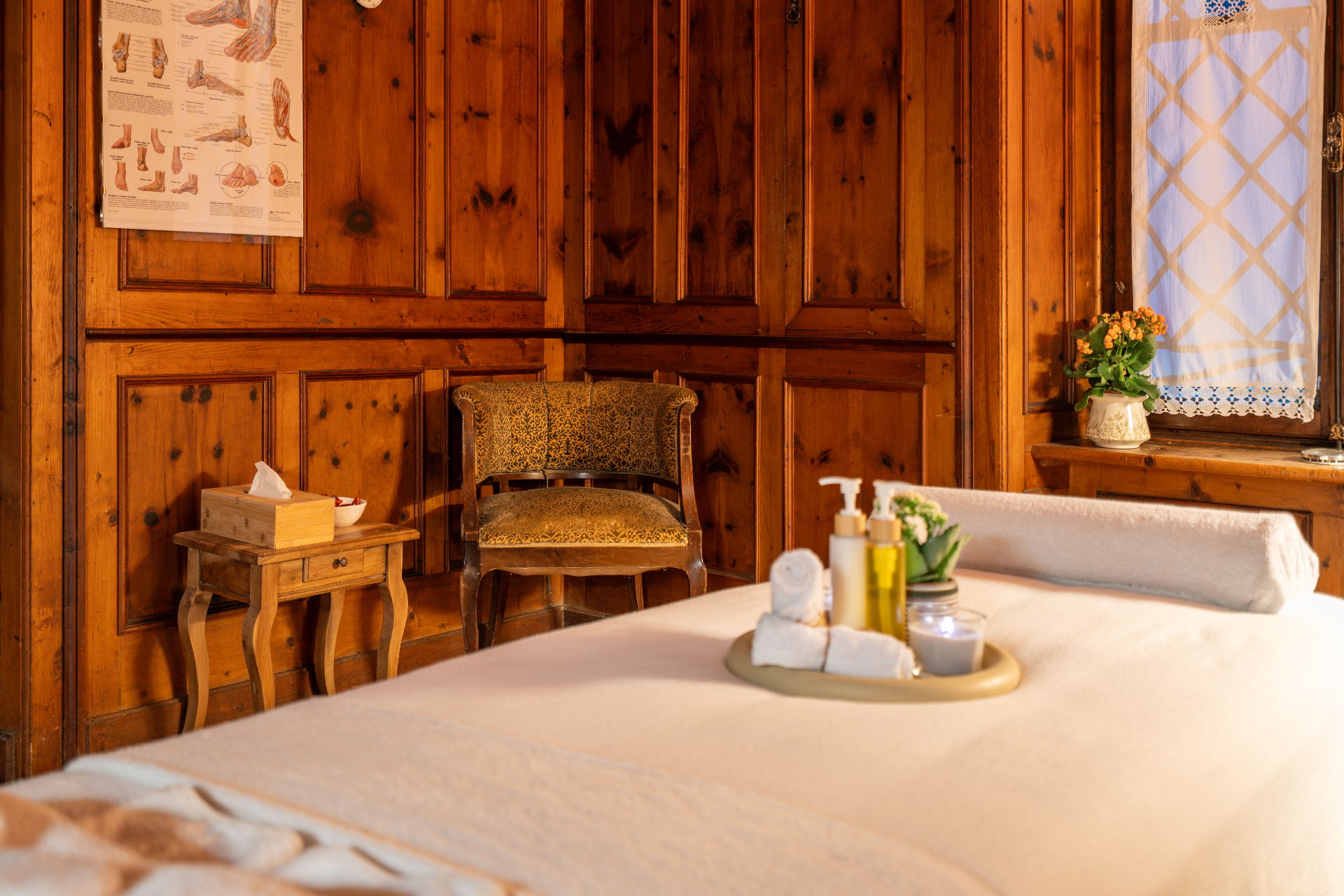 Sala benessere in tenuta con lettino da massaggio