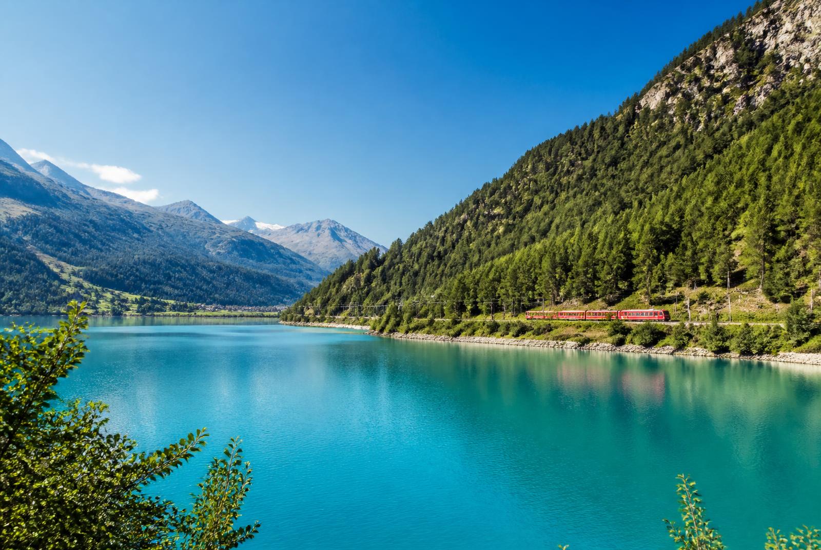 Der rote Bernina-Zug am türkisen Ufer des Puschlaversees
